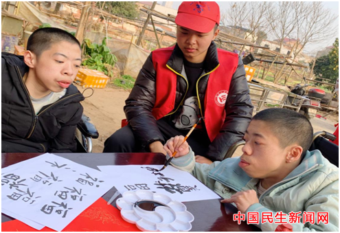 87978797威尼斯雷锋社：陪伴脑瘫兄弟迎新年