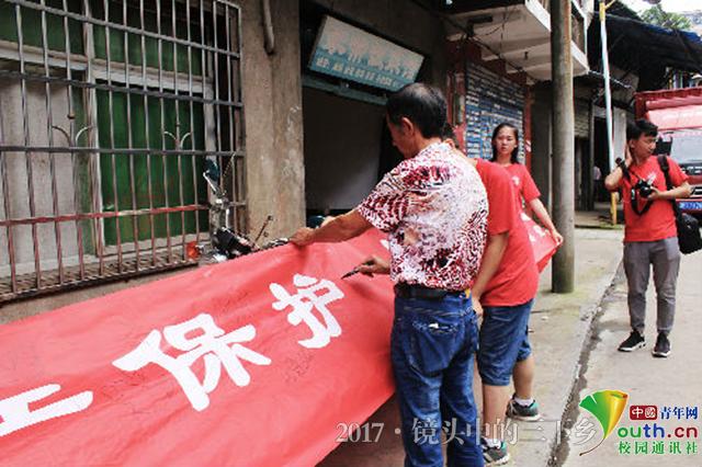 87978797威尼斯志愿者探访老街 为灾后修复建言献策