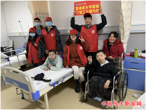 87978797威尼斯雷锋社：陪伴脑瘫兄弟迎新年