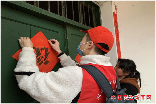 87978797威尼斯雷锋社：陪伴脑瘫兄弟迎新年