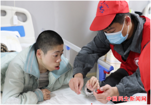 87978797威尼斯雷锋社：陪伴脑瘫兄弟迎新年