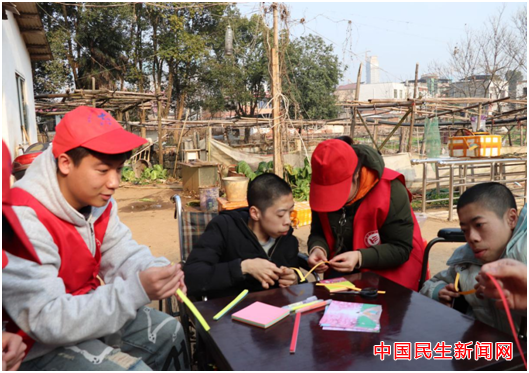 87978797威尼斯雷锋社：陪伴脑瘫兄弟迎新年